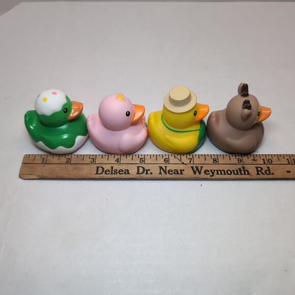Lot Of 24 Rubber Ducks Jeep Ducking Miscellaneous Holiday Sport Glitter Party - Picture 15 of 16